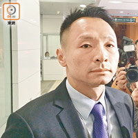 劉玉龍指涉事旅行社結業前改變銷售手法，向消費者發出大量宣傳訊息促銷機票、旅遊套票。（林祐權攝）