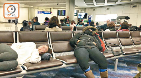國泰飛三藩市的航機因出現故障及機組人員需要休息，要乘客登機後落機，在候機室呆等。（讀者提供）