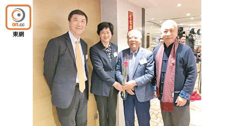 理事長李德麟（右一）同爸爸李和聲（右二）同來自家鄉嘅上海海外聯誼會會長施小琳（左二）及香港中文大學前校長沈祖堯（左一）歡聚一堂。（余素月攝）