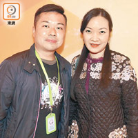 傑出青年協會常務副主席趙傑文（左）亦利用O2O，向訪港旅客提供旅遊訊息同購物優惠，令相關業界受惠不淺。旁為傑青會主席余嫿。