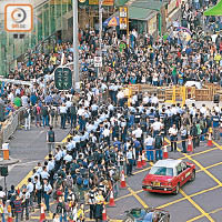 執達主任聯同警方當日在亞皆老街的清場行動遇到阻撓。