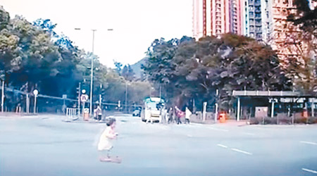 有司機拍攝到一名女童竟獨自在十字路口玩滑板車。（Facebook群組「馬路的事討論區」相片）