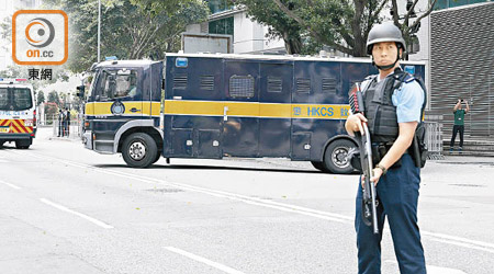 警員持槍戒備，護送囚車離開。（陳章存攝）