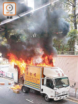 運香燭紙紮祭品貨車陷入火海。（讀者提供）