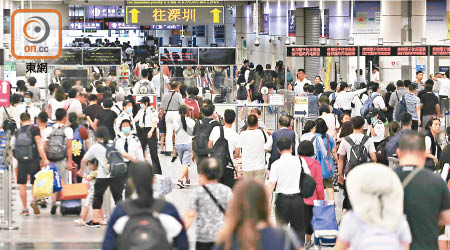 今日清明節，不少港人會往內地掃墓祭祖。（資料圖片）