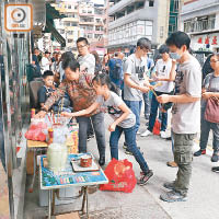 市民在長生店外拜祭。（陳德賢攝）