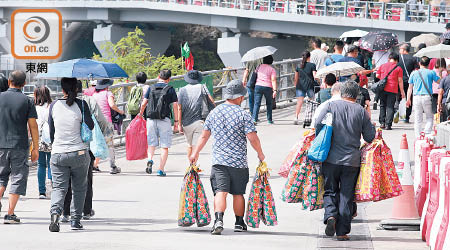 大批市民於昨日清明節拜祭先人。