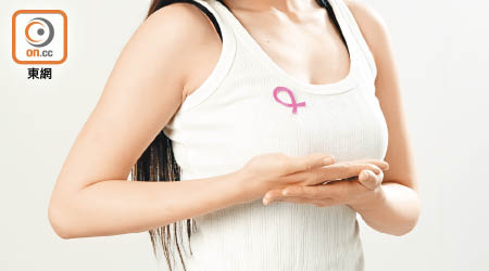 女性應定期自我檢查乳房、腋下淋巴、鎖骨下方是否有硬塊。