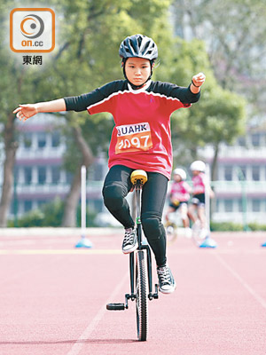 黃希賢指學習玩單輪車最困難是站立後要保持平衡，雙腳踏着車輪向前走。（何量鈞攝）