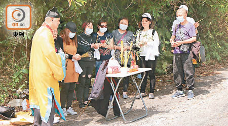 路祭時死者親友悲慟不已。（余宏基攝）