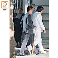 上海仔（右）及其手下（左）在尖沙咀鬧市中招搖過市，令人側目。