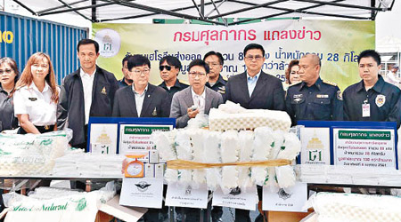 泰國海關人員展示檢獲的有問題乳膠枕。（互聯網圖片）