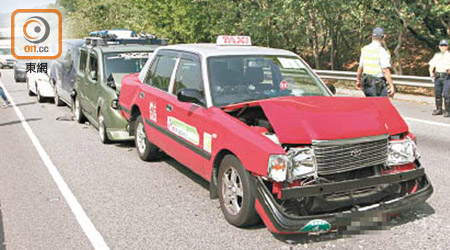元朗公路九車相撞涉事的士車頭嚴重損毀。（余嘉明攝）