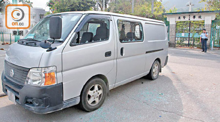 客貨車的車窗玻璃被扑爆。（余嘉明攝）