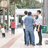 重案組探員昨到公園調查。（袁志豪攝）