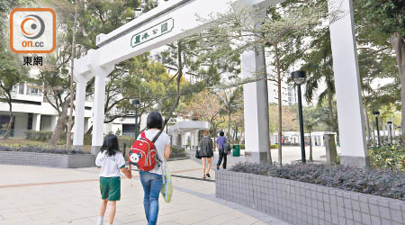 不少家長帶子女到麗港公園遊玩。（梁鑫文攝）