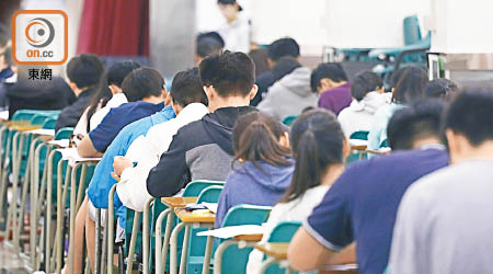 香港文憑試英文科卷三聆聽及綜合能力昨日開考。（袁志豪攝）