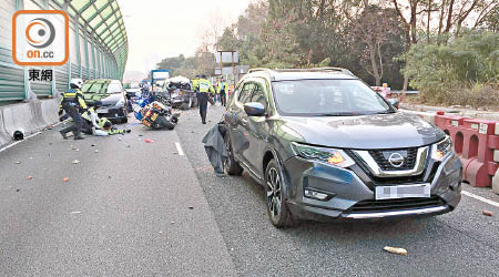 粉嶺公路今年二月發生兩死六傷車禍，警方被質疑利用市民車輛作「人肉路障」。（資料圖片）
