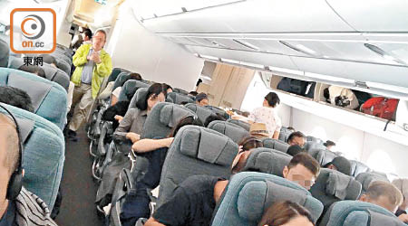 大批乘客在機艙內呆等換機。 （讀者提供）