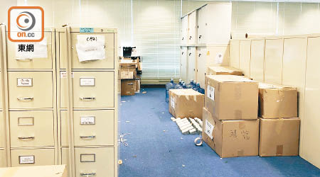 辦公室內已無人辦公，四處均放有貼上標記的紙箱。