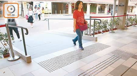 粉嶺華明邨內商場一條新建成的無障礙斜道或要封閉，引起社會關注。