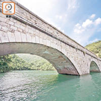 大潭篤水塘三孔石橋，屬花崗石拱形結構，設計優美。