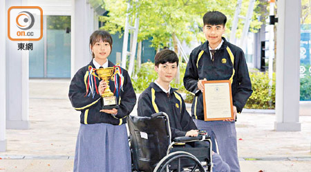 何綺婷（左起）、陳珍健和吳小偉憑着「iWheel」輪椅動力裝置脫穎而出。（何天成攝）