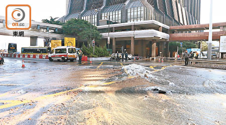 爆水管及水管滲漏造成大量水資源被浪費，申訴署指本港每年因此流走了逾五億元。（資料圖片）