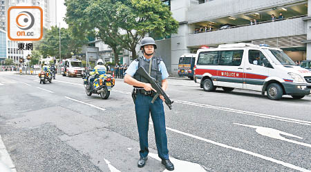 警員荷槍實彈在法院大樓外戒備。