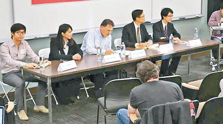 周庭（左二）赴美出席論壇批評內地干預香港事務，戴雅門（左三）則批評拒絕宣誓及玩弄港獨不智。（互聯網圖片）