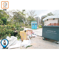 大埔頭村垃圾站前被人堆放大量垃圾及建築廢料，壓縮箱卻無人問津。