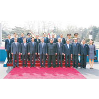 南北韓領袖及兩韓代表團成員在和平之家前影大合照。