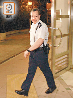 警員到龍滿樓調查。