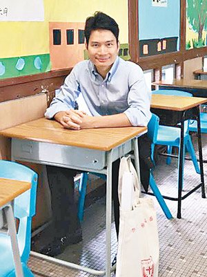 陳浩濂去到讀三年級嘅班房，坐番當年嘅座位。（互聯網圖片）