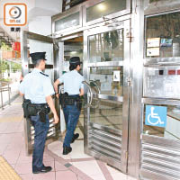 警員到龍滿樓調查。（吳建明攝）