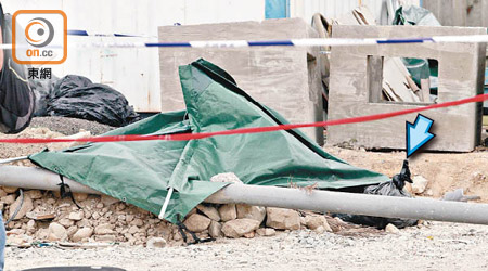 泥頭堆中的黑色垃圾膠袋藏男屍（箭嘴示），警方用帳篷遮蓋調查搜證。（張世洋攝）