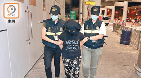涉案東南亞女子被捕。（梁裔楠攝）