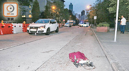 撞死女狗癡的私家車停於路邊，死者的手拉車毀爛。