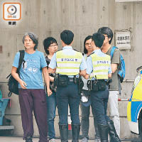 死者親友向警員了解經過。（張世洋攝）