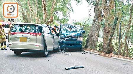 私家車與對面線客貨車相撞。（讀者提供）