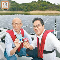 黃偉綸（右）與黃錦星（左）參觀船灣淡水湖的浮動太陽能板發電系統。