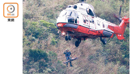 死者遺體由直升機吊起。（張世洋攝）