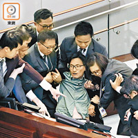 朱凱廸被逐離場，一批保安合力將其抬離會議室。（陳章存攝）