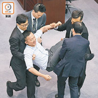 陳志全（中）被多名保安抬離會議室。