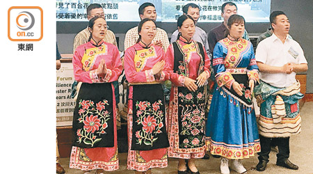董雪峰（前排右一）及映秀小學教師來港分享災後重建情況。（黎忞攝）