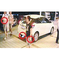 閉路電視拍到三名疑犯並非乘坐篤篤車返回酒店，手中持有手機（紅圈）。（泰國警方圖片）