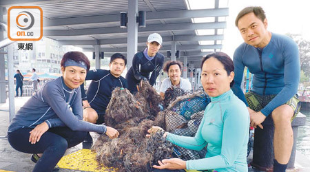 「鬼網追擊行動組」定期到西貢海域清理鬼網，拯救被困海洋生物。