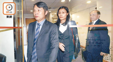被告黃卓義（左）在醫委會宣布裁決後，沒作任何回應，匆匆離去。（袁志豪攝）