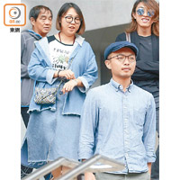 第四被告鍾雪瑩（左二）和第五被告張子龍（右二）協助游梁進入會議室。