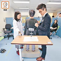 平衡測試可以觀察長者骨骼健康。（吳艷玲攝）